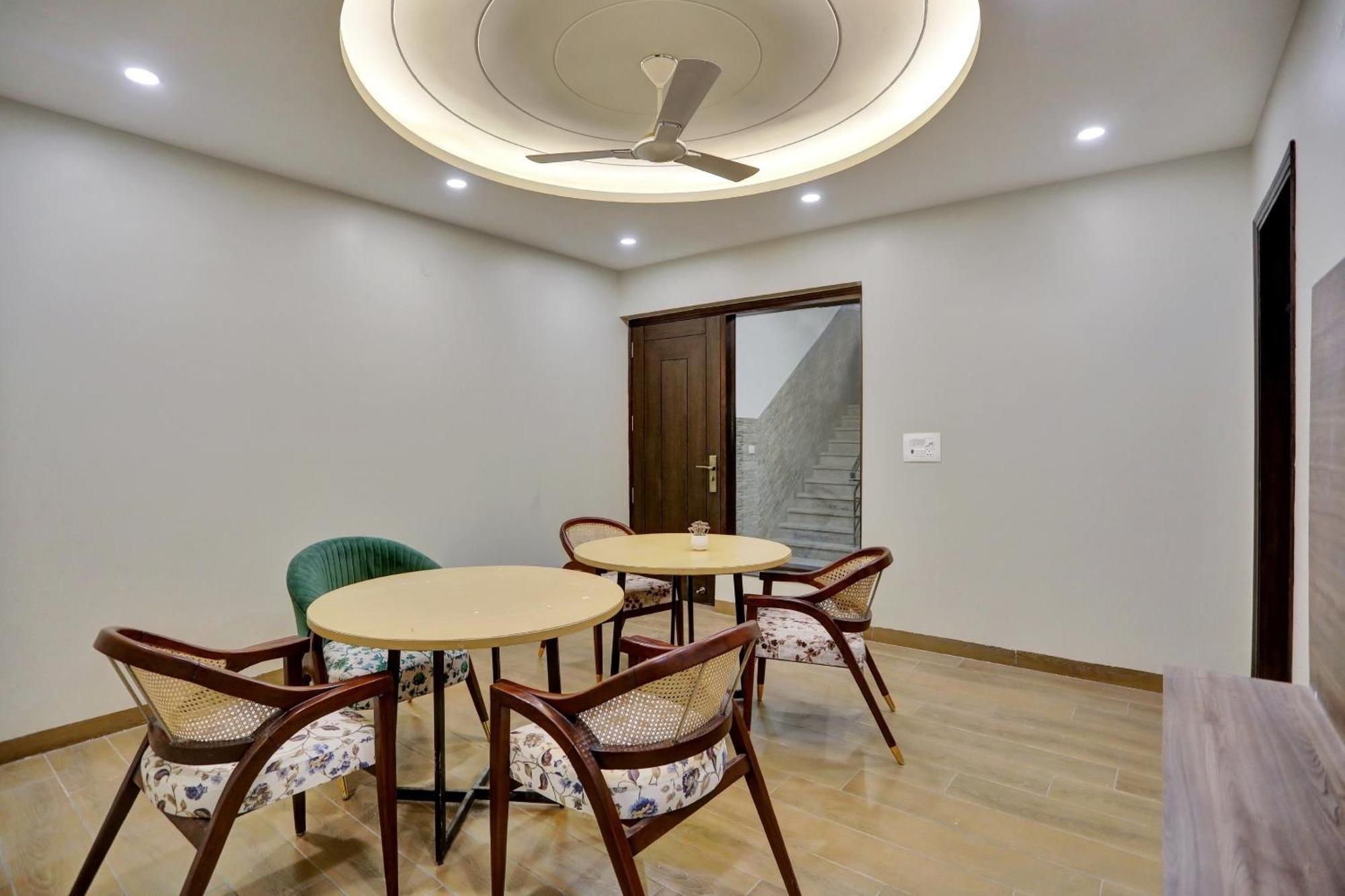 Townhouse Xanthe Hotel Noida Exterior photo