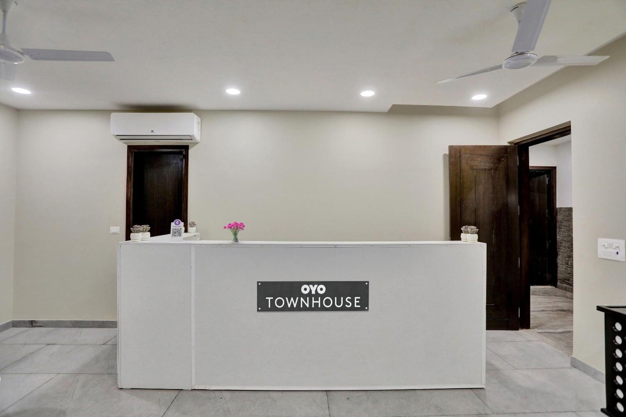 Townhouse Xanthe Hotel Noida Exterior photo