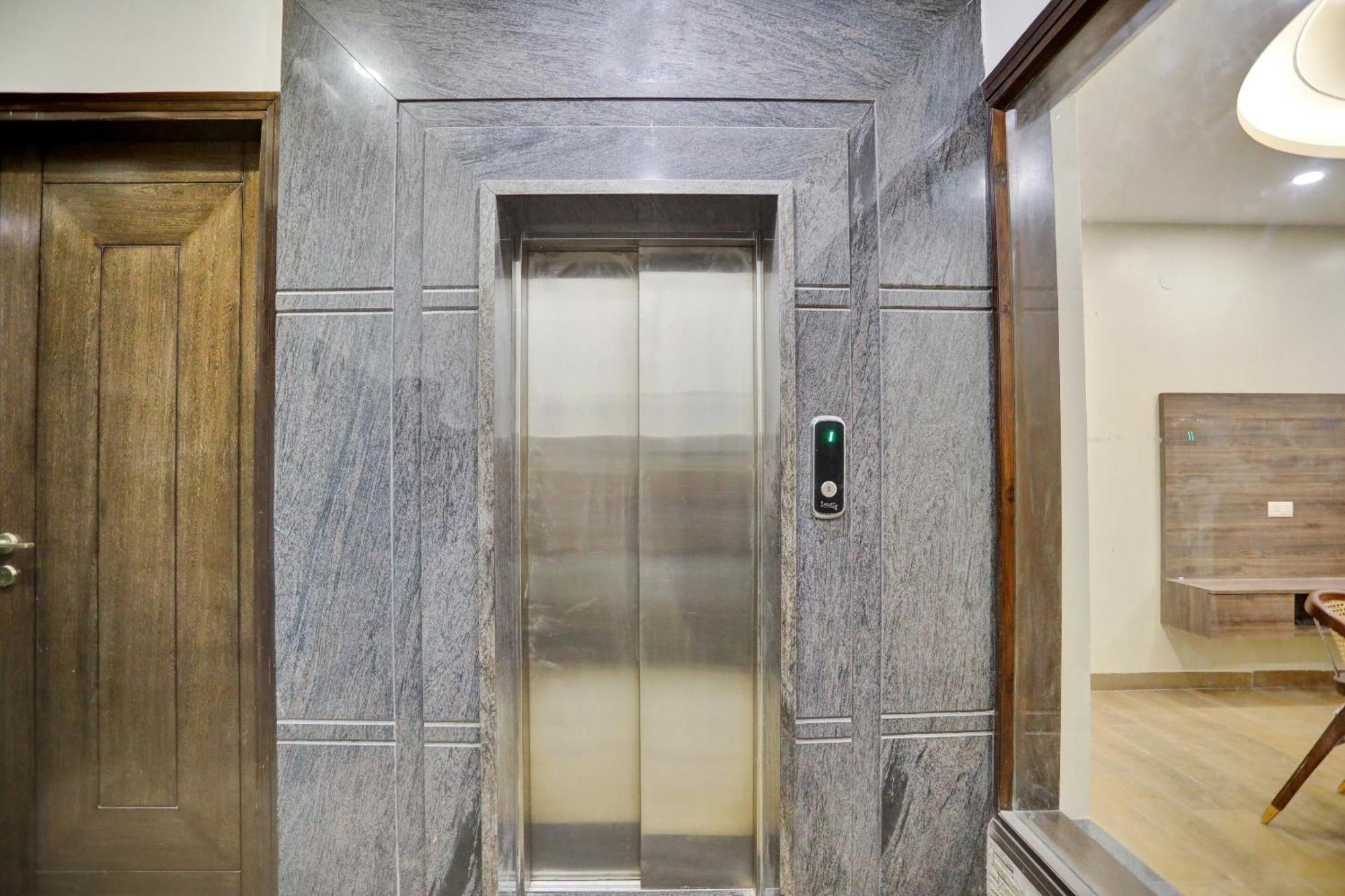 Townhouse Xanthe Hotel Noida Exterior photo