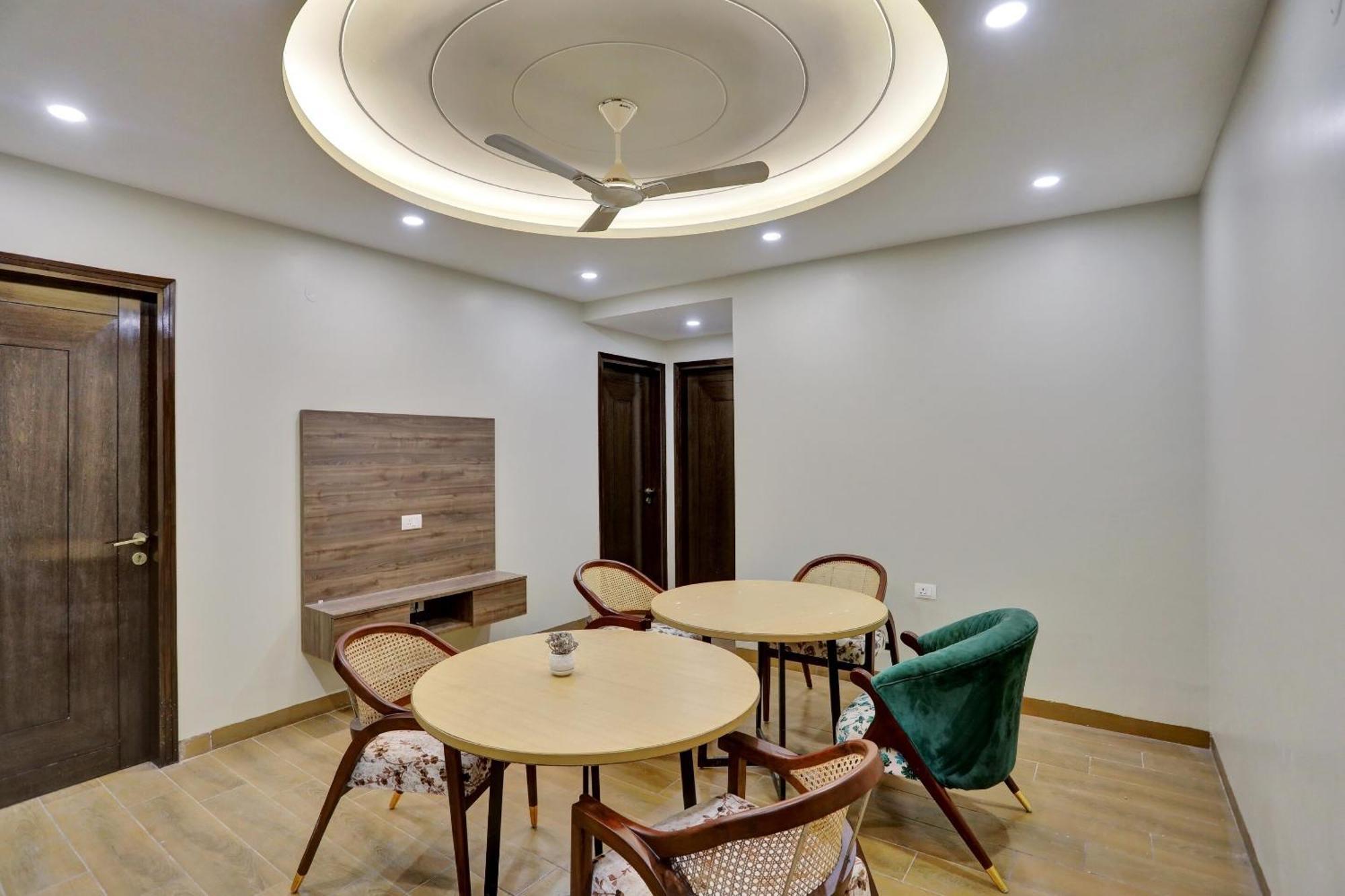 Townhouse Xanthe Hotel Noida Exterior photo