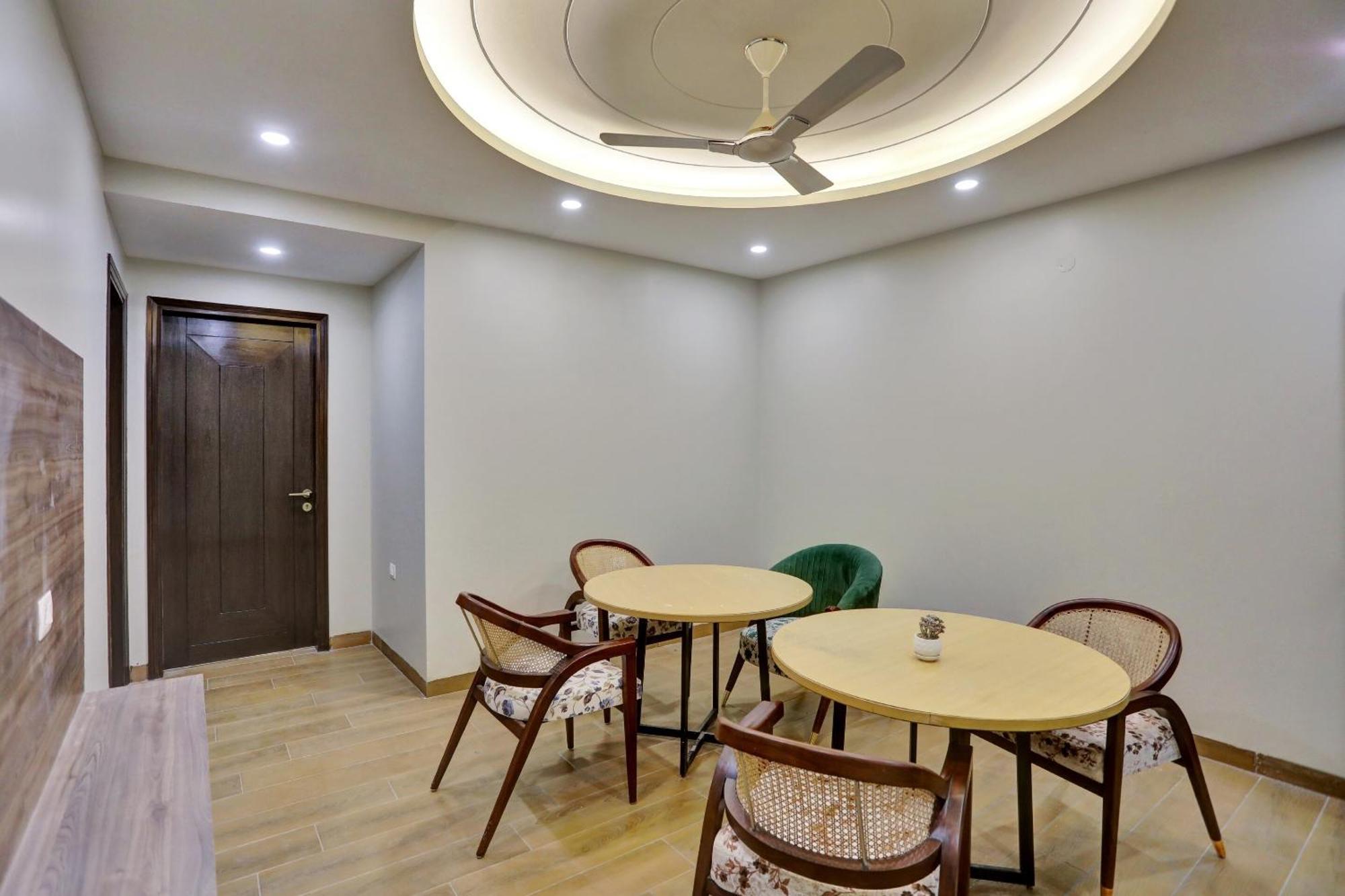 Townhouse Xanthe Hotel Noida Exterior photo